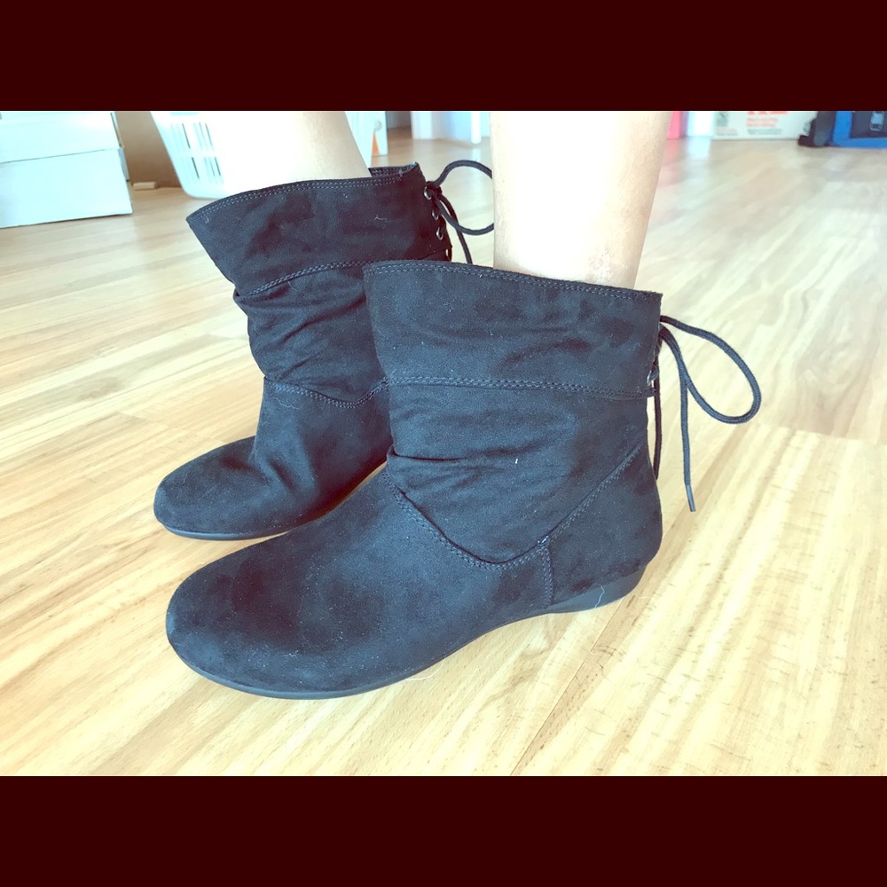 Faux suede short booties/ankle boots with laces
